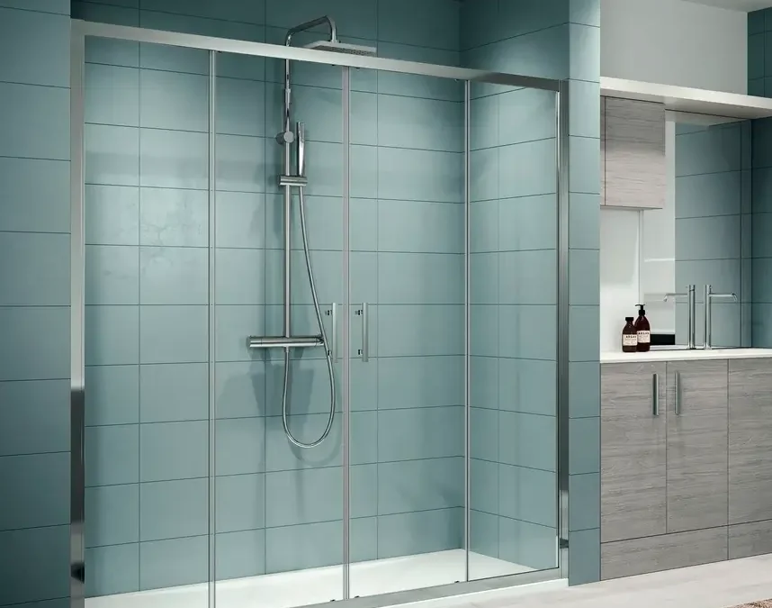 Mamparas de ducha para baños pequeños: cómo ganar espacio