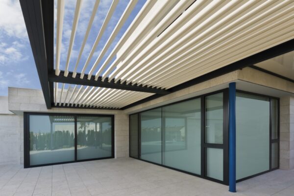 P-190 – Pérgola bioclimática de líneas modernas - Saxun - Imagen 3