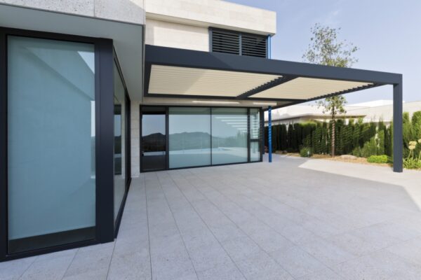 P-190 – Pérgola bioclimática de líneas modernas - Saxun - Imagen 2