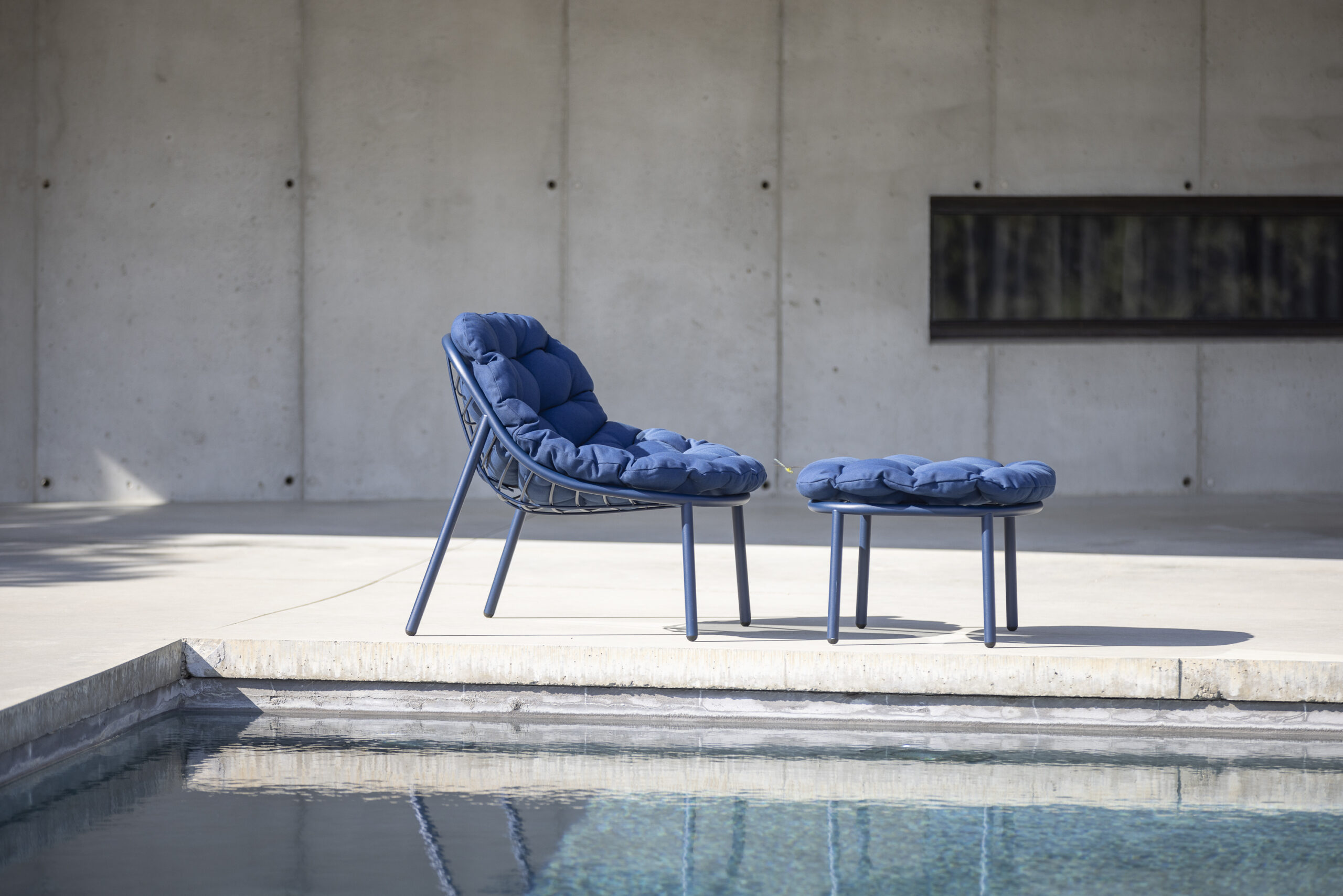 Sillón Lounge trenzado con reposapiés (Azul Marino) - Todus