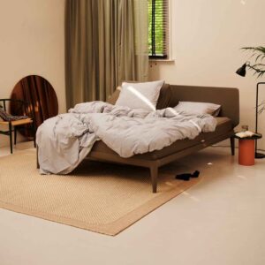 Cama con Cabecero Tapizado de Líneas Suaves - Auping