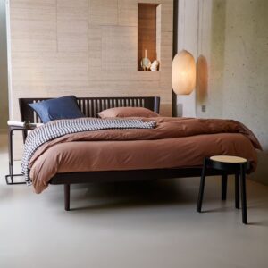 Cama de Estructura Oscura y Diseño Atemporal - Auping