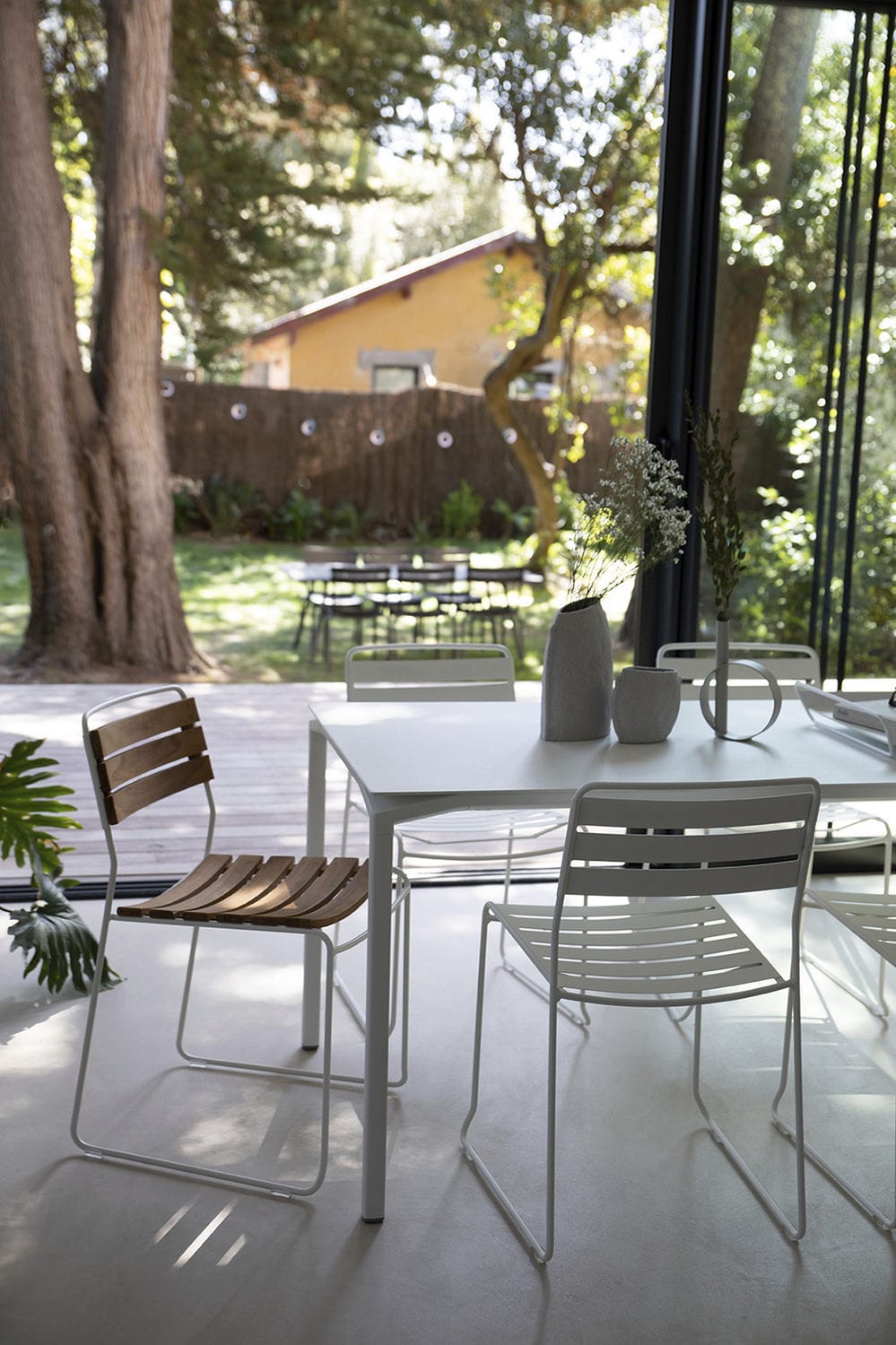 Mesa de comedor contemporánea CALVI - Fermob - Imagen 19