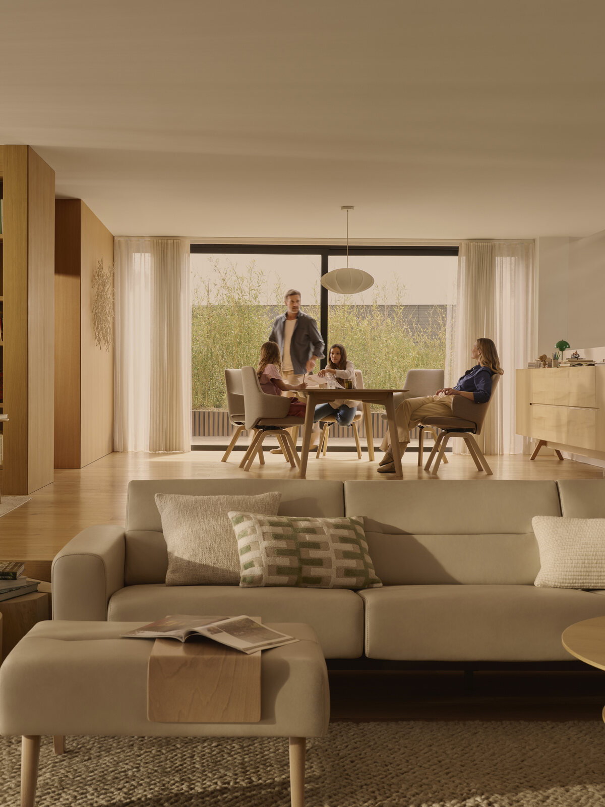 Salón con sofá Stressless y comedor al fondo